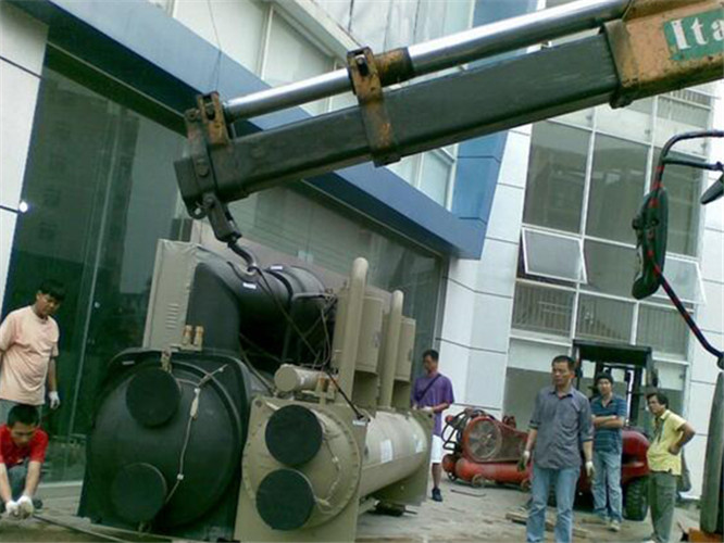 太仓市随车吊和汽车吊的核心区别是什么？哪种更省钱？